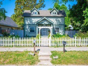 Building Photo - Cute, classic 3/2 home- westside Paso Robles