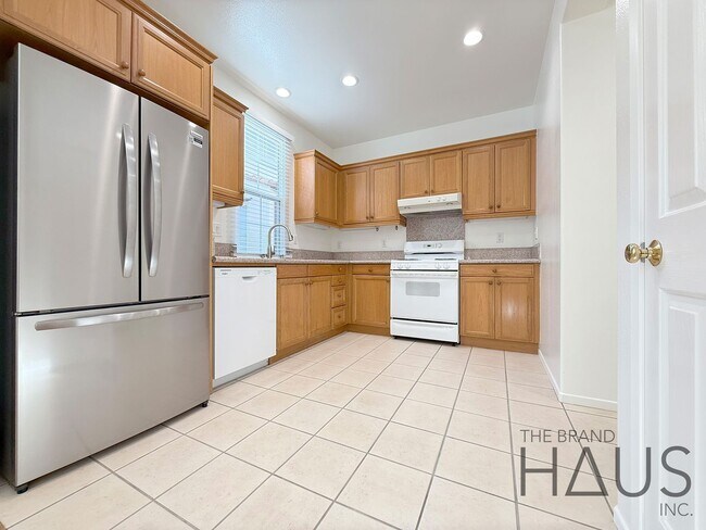 Building Photo - Desirable Oak Creek Community Detached Home with Two Car Garage