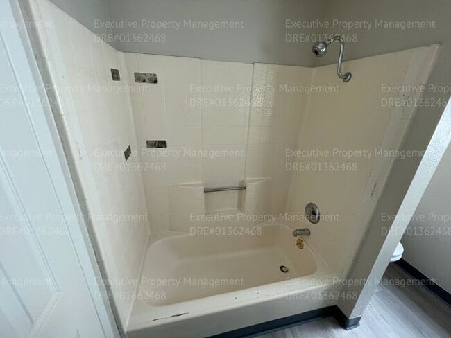 Building Photo - 3 bedroom/ 1 bathroom house located near Airport Dr/ Norris Rd