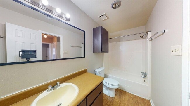 Building Photo - 2807 Longmire Dr