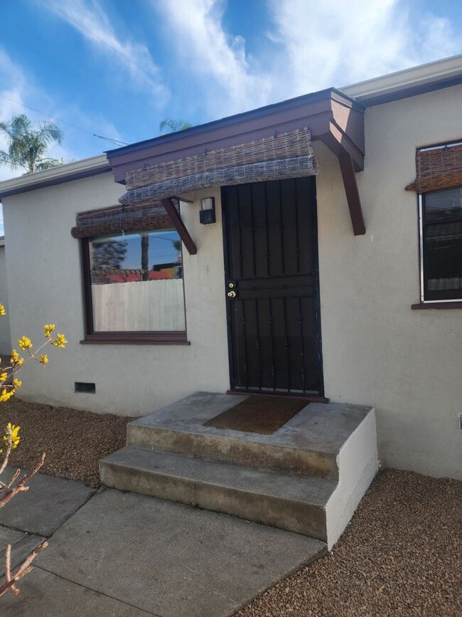 Building Photo - Private 2 bedroom 1 bath home