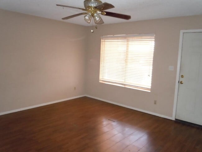 Building Photo - 520 E Judi Dr