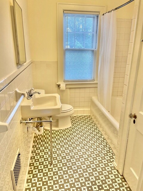 Bathroom - 1326 Fontaine Rd