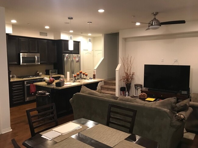 Building Photo - 3bed/2.5bath in Aliso Viejo! Newer Condo, ...