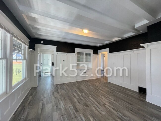 Building Photo - 2 Bedroom 1 Bathroom Duplex