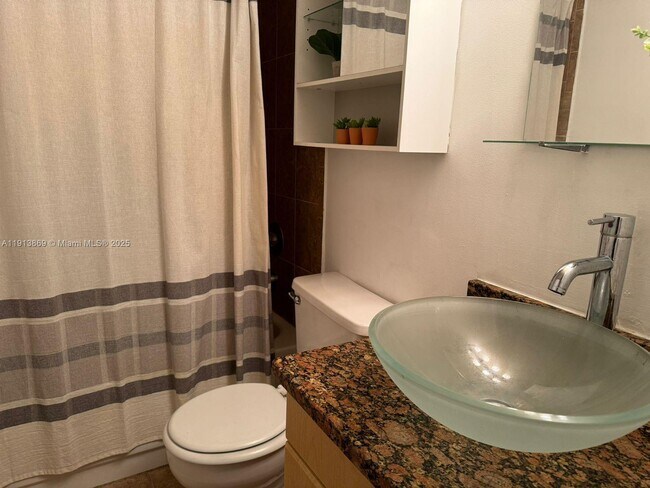 Building Photo - 570 S Park Rd