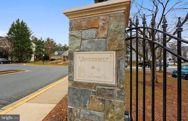Building Photo - 10010 Vanderbilt Cir