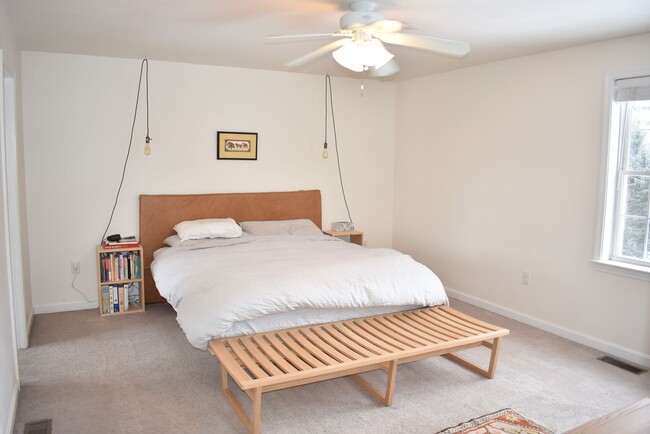 Building Photo - 4 Bed, 2.5 Bath House