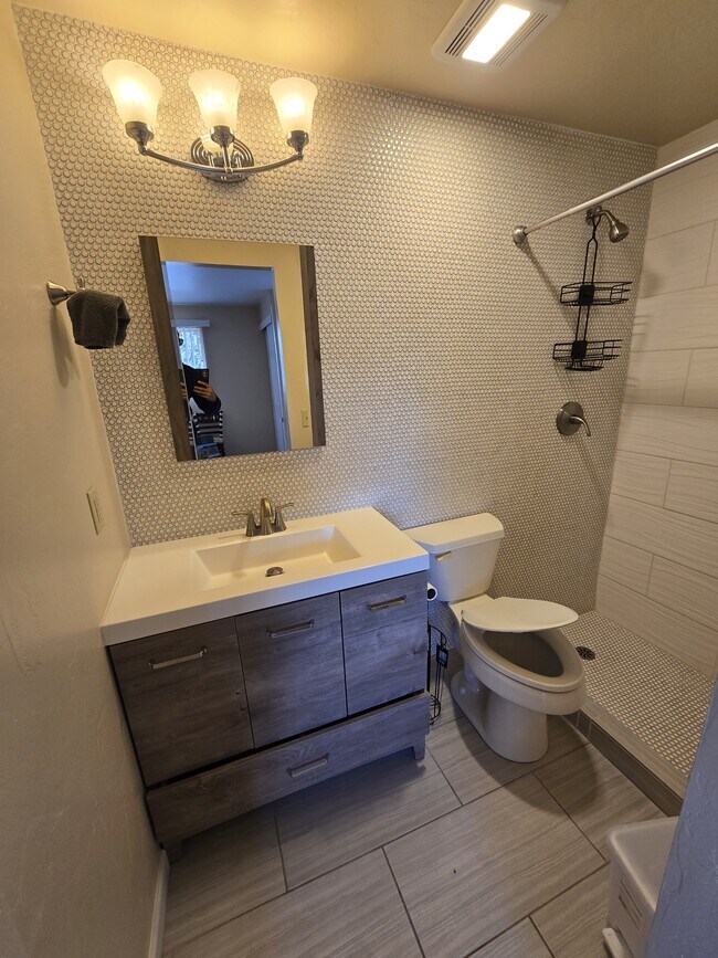 Building Photo - 8615 E Bellevue Pl
