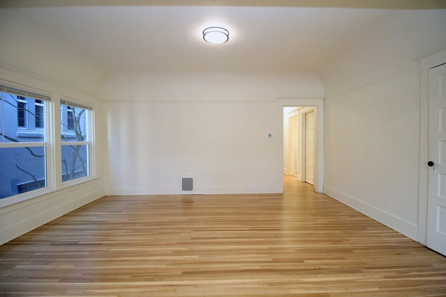 Building Photo - 2314 SW Vista Ave