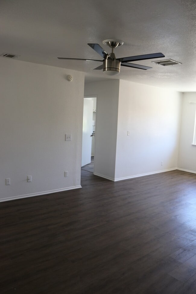 Building Photo - 4 bedrooms House for rent