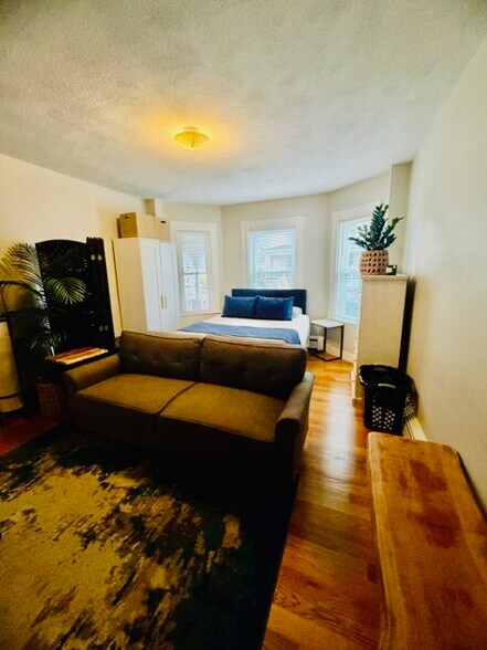 Building Photo - 48 Cook St