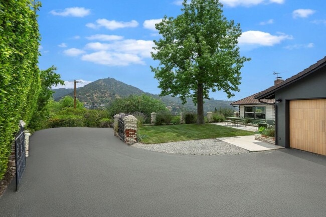 Building Photo - 1741 Golf Club Dr