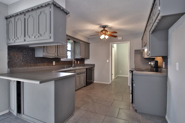 Building Photo - Large 3 bed/2 bath with BONUS ROOM in Yukon!