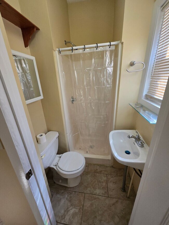 Building Photo - Studio 1 bath with Full Kitchen Available in Hyde Park