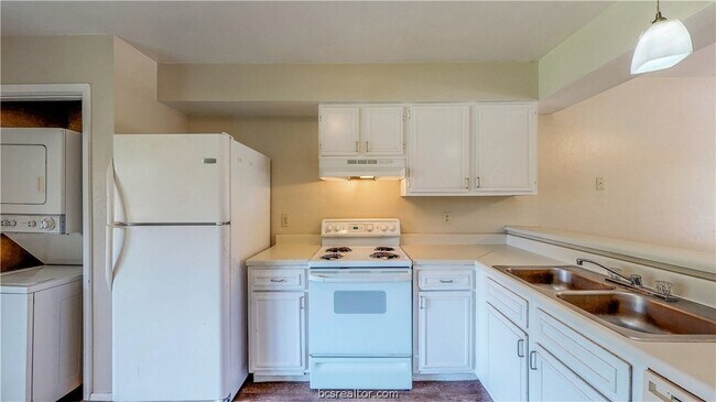 Building Photo - 303 Manuel Dr