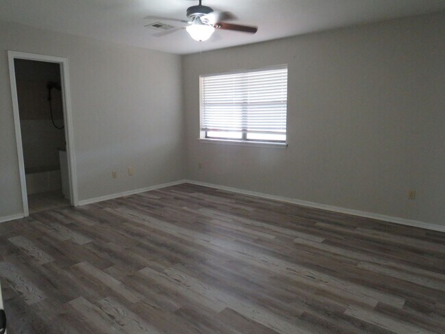Building Photo - 4101 SW Parkridge Blvd
