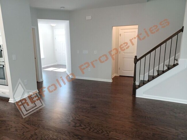 Building Photo - Gorgeous 4 Bedroom House with 1st Floor Pr...