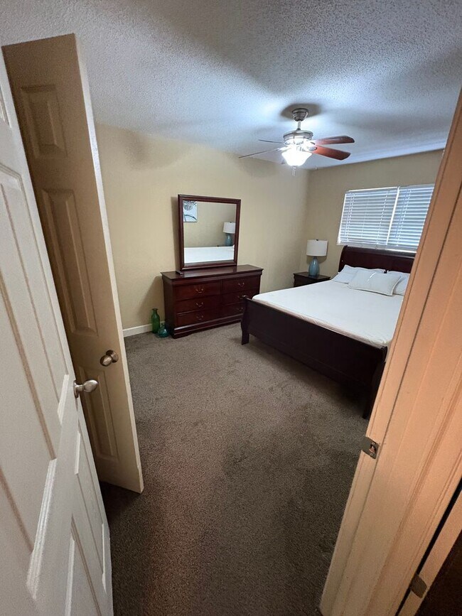 Building Photo - Furnished 2 Bedroom 1 Bath Apartment Close to Campus!