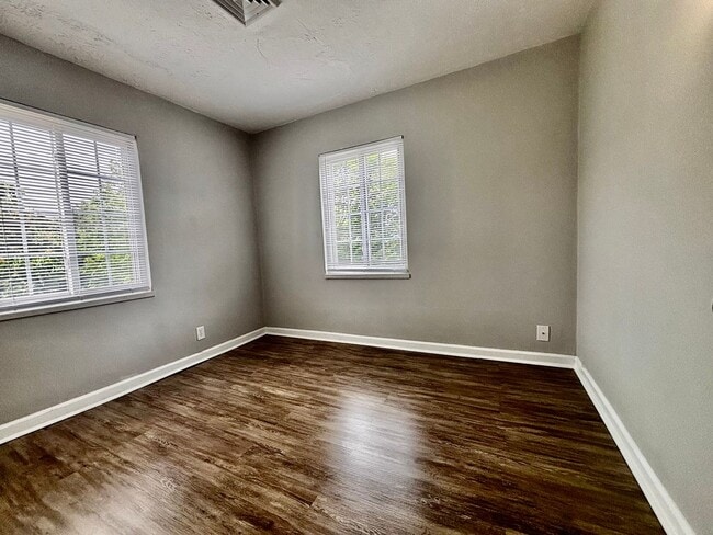 Building Photo - 523 Hadley Ave