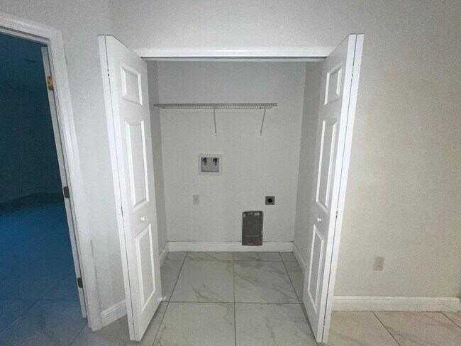 Building Photo - Great Location-Large 2/2/1 + DEN Duplex