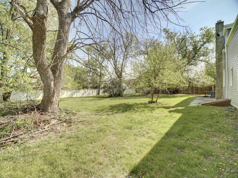 Shared Backyard - 204 Montrose Ave