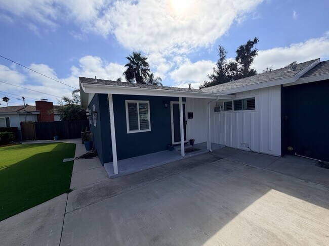 Building Photo - 2642 Davis Pl