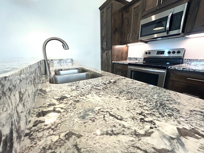 Building Photo - Water included - 1 Bed 1 Bath Near Downtown Rogers