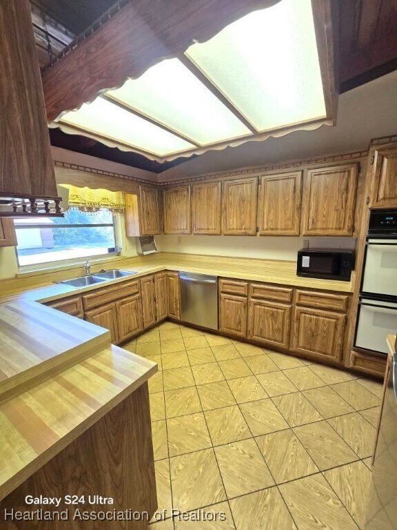 Building Photo - 3505 Golfview Rd