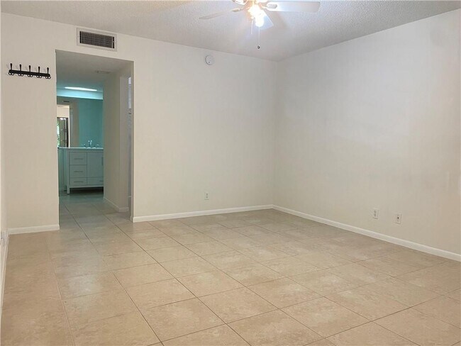 Building Photo - 2307 S Cypress Bend Dr