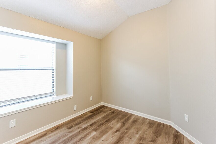 Building Photo - 6736 Poppy Dr