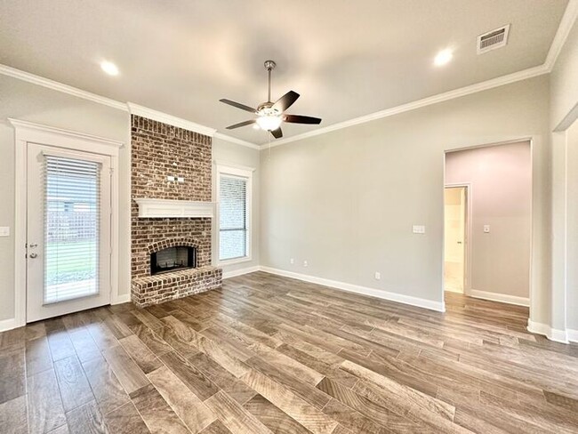 Building Photo - Available Now! Stunning 3 Bedroom 2 Bath i...