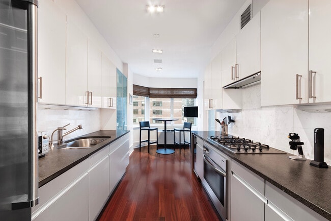 Building Photo - 300 E 55th St