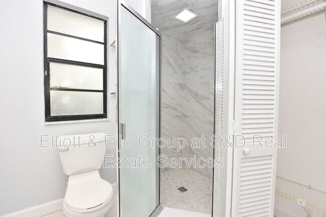 Building Photo - 1127 Oakhill St