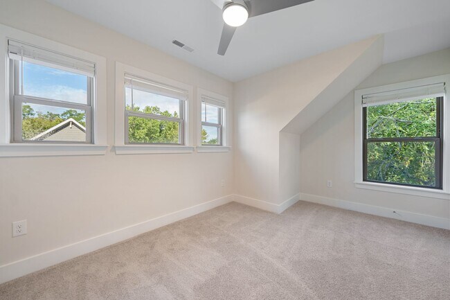 Building Photo - Available Early July! 3-bedroom home with off street parking!