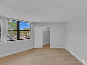 Building Photo - 215 Lake Pointe Dr