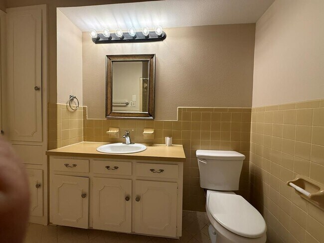 Building Photo - 5906 Mountainclimb Dr