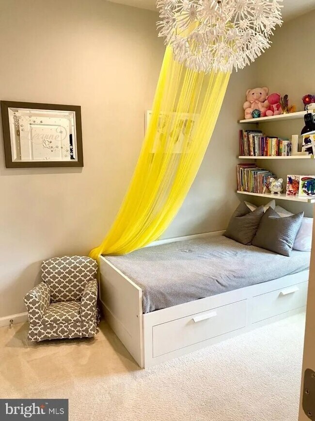 Building Photo - Beautiful Single Family home with Loft and Off Street Parking