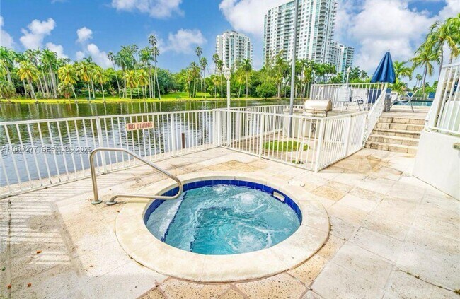 Building Photo - 1740 NW N River Dr