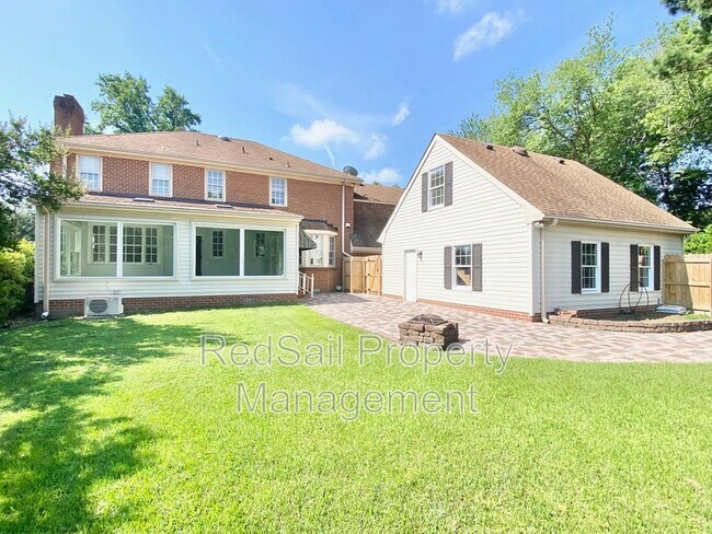 Building Photo - 3928 Oak Dr E