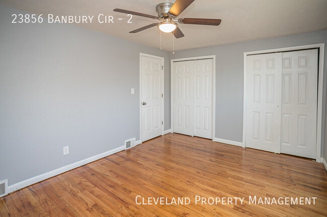 Building Photo - Updated 3 Bedroom Banbury Condo