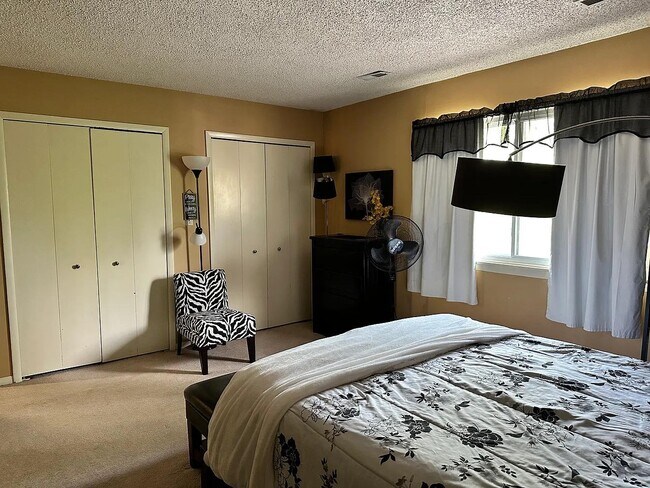 Building Photo - 208 Denrose Dr