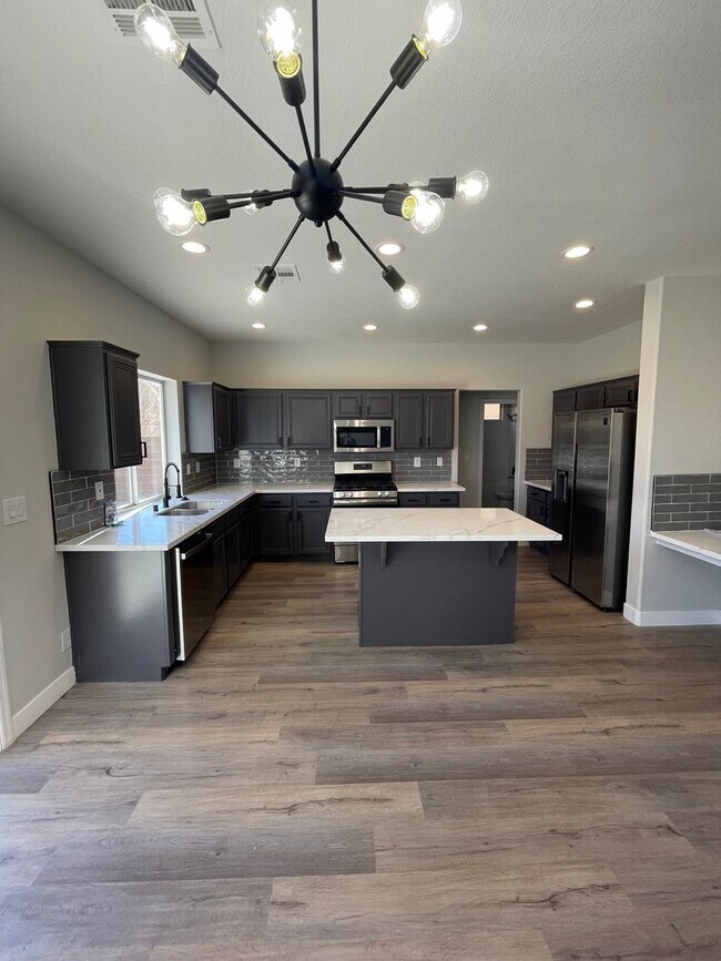 Building Photo - Beautiful 4 bedroom home located in the Sh...