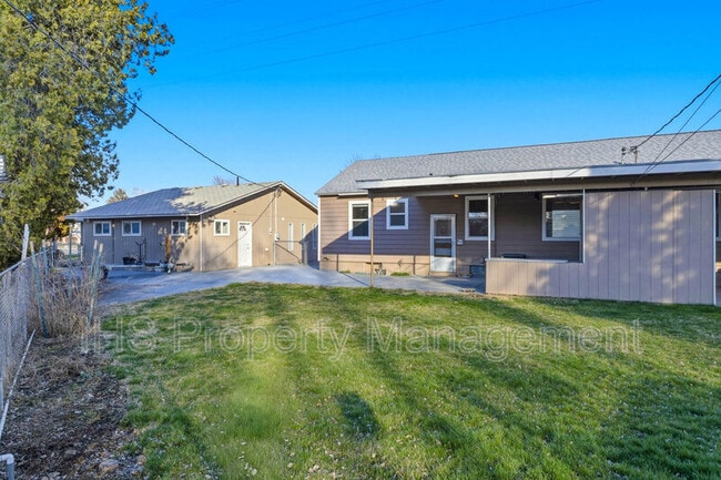 Building Photo - 1107 Thayer Dr