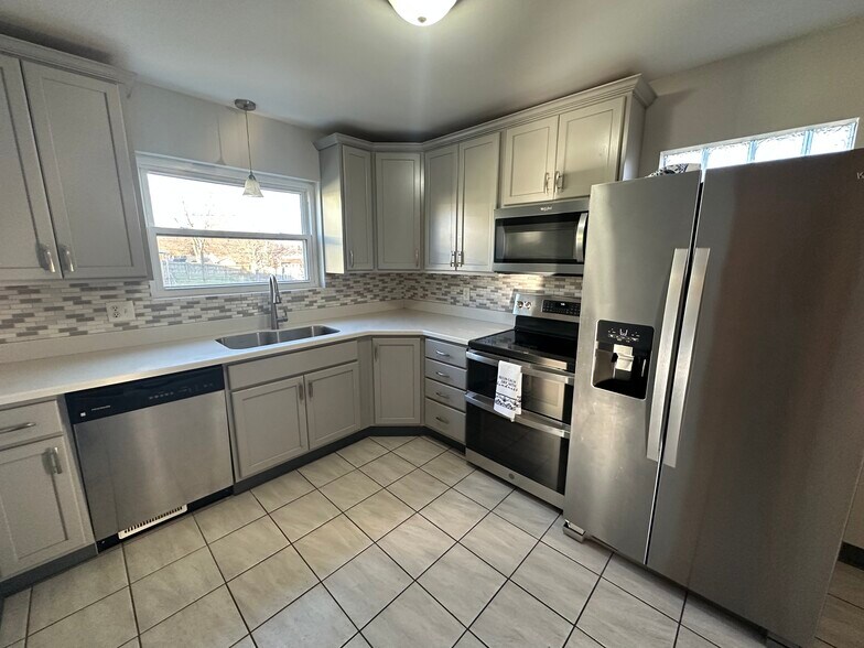 Kitchen ( newer appliances) - 884 Kingston Dr