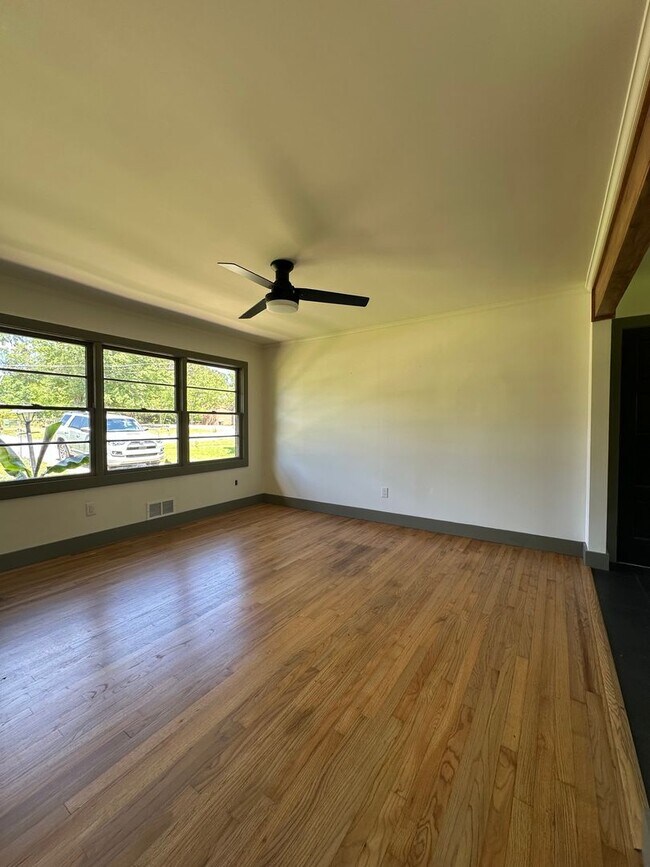 Building Photo - Updated 3 Bedroom House on the Eastside