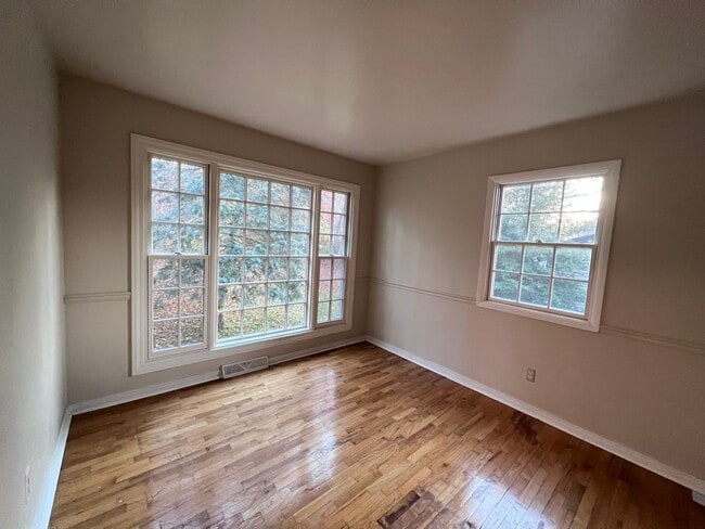 Building Photo - 4 bedroom home in Lowell Schools!
