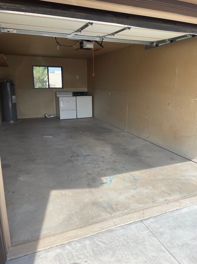 Building Photo - 2485 S Mountain View Dr