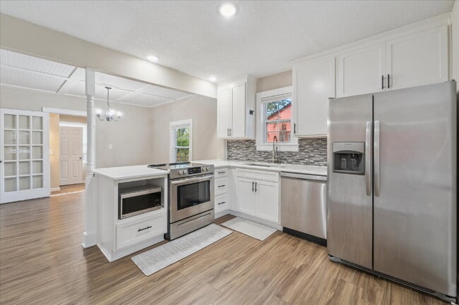 Building Photo - Charming Midtown Home – Updated and Move-I...