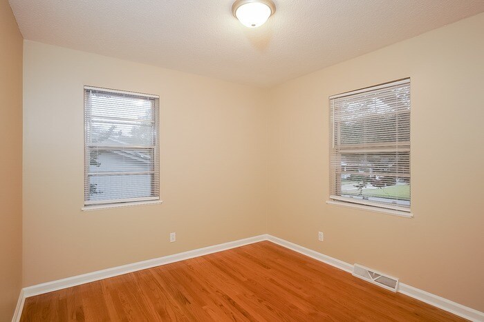 Building Photo - 10007 Camille Dr SE